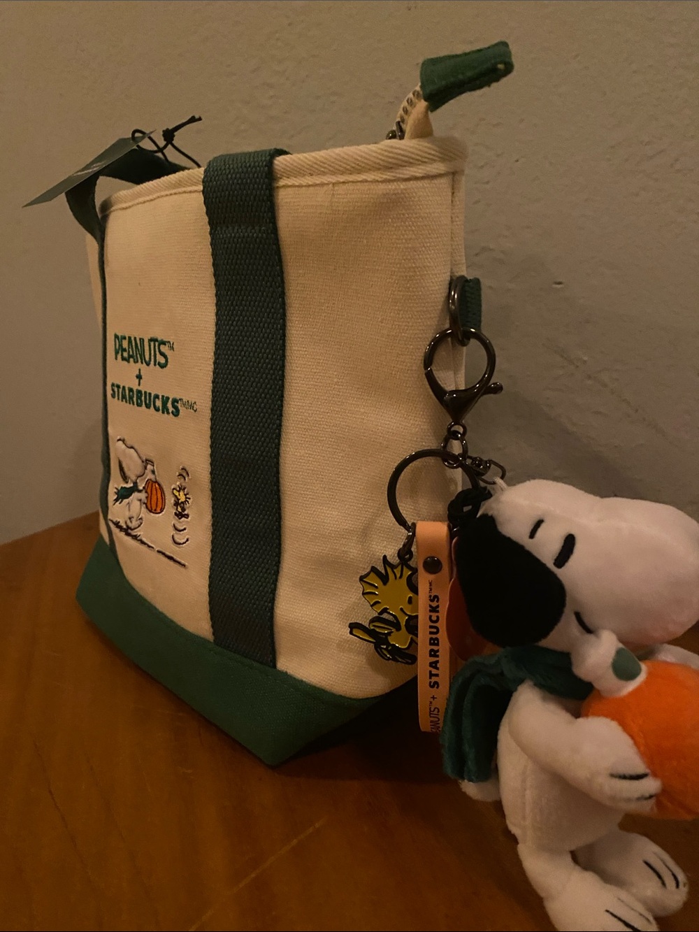 Starbucks x Peanuts Green & Cream Canvas Tote with Snoopy Charm - Picture 3 of 6
